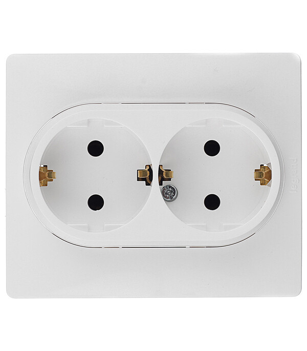 Розетка Legrand Etika встраиваемая белая (672223/672272)